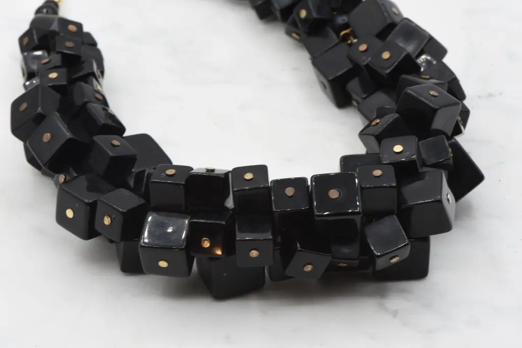 lheurebleue-vintage-collier-cube-noir-002.webp