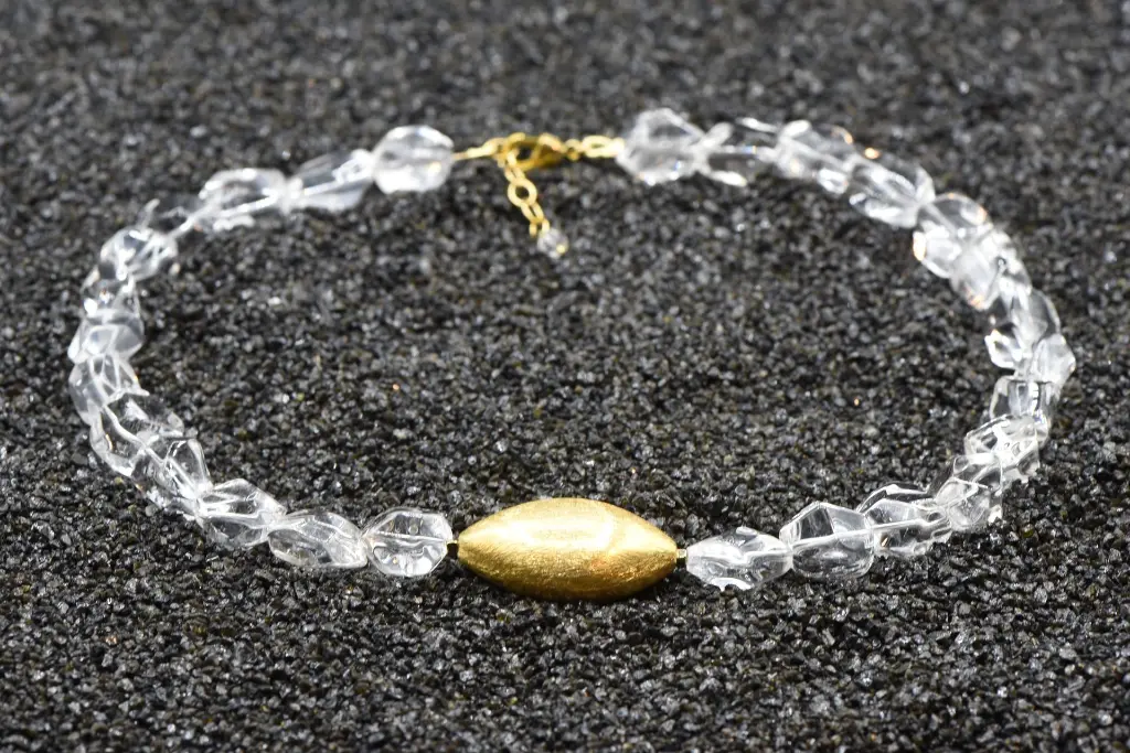 lheurebleue-lafemmedubanc-diamond-beach-collier-cristal de roche-toupie-000.webp