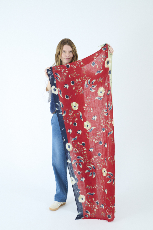 lheurebleue-storiatipic-foulard-isis-rouge-2.jpg