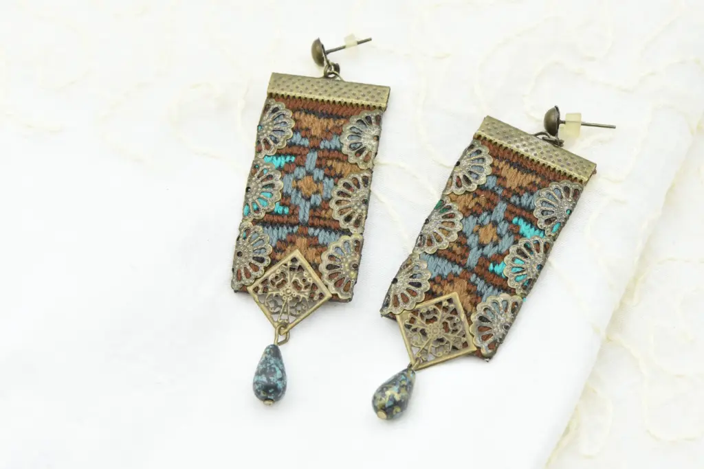 B.O. "MIM" Maryam Moqise - gde brune rectangle