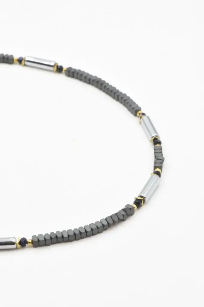 Collier "La Femme du Banc" - Collection "VIK" Template