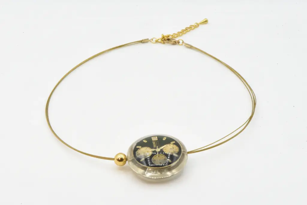Collier résine "montre"