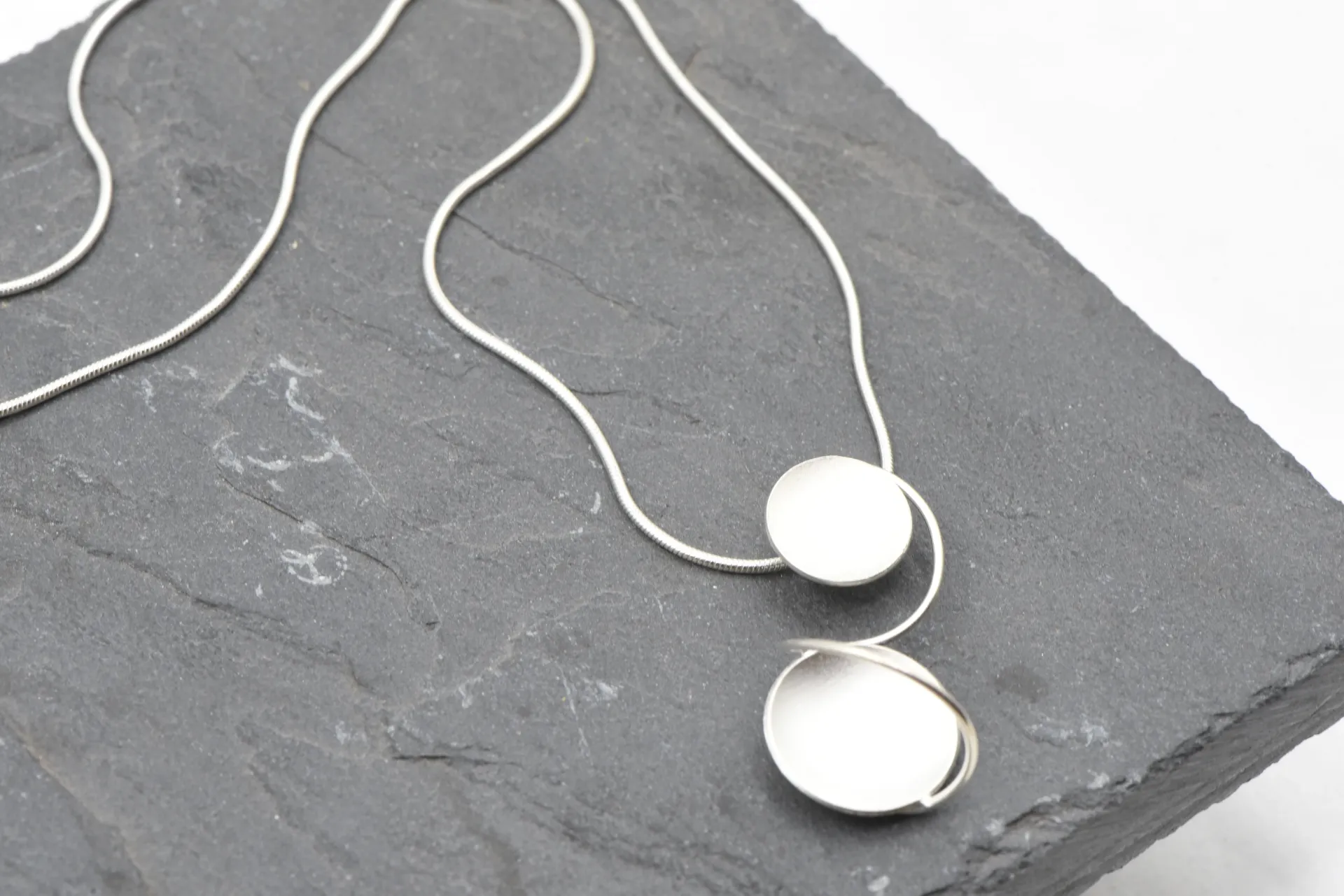 Pendentif sur chaîne "DISK"